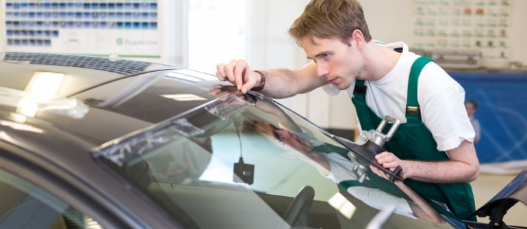 Finding the Right Technician to Fix Auto Glass in MD